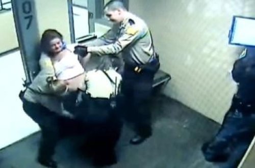 Gənc qadını çılpaq soyundurub işgəncə verdilər