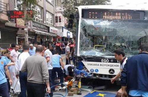 Avtobus dayanacağa girdi: 10 nəfər öldü