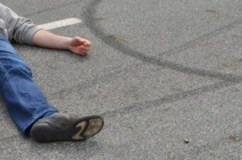 Bakıda piyada özünü maşının altına atdı