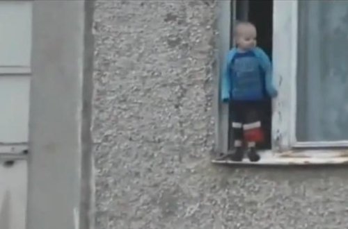 4 yaşlı uşaq 7-ci mərtəbədən tullanmaq istədi
