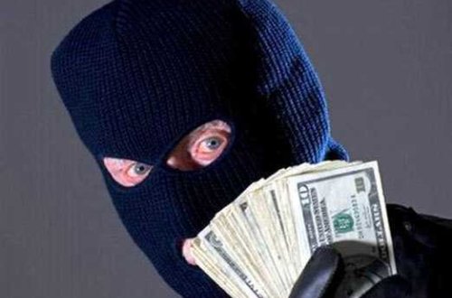 Bakıda gənc oğlan xalasını, başqa bir oğru isə onun özünü soydu