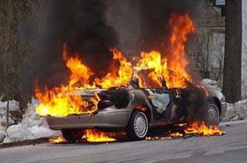 Maşın yandı
