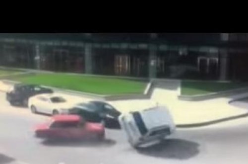 Bakıda «011» «Land Cruiser»i bir zərbəyə aşırdı