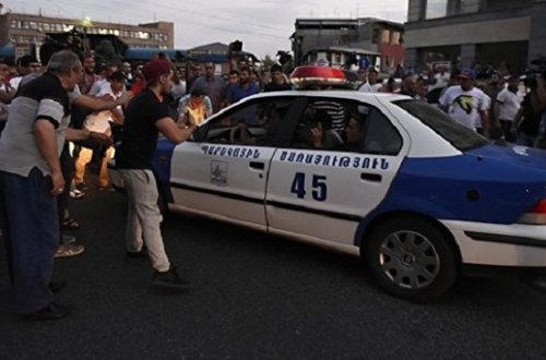 İrəvanda etiraz aksiyaları davam edir