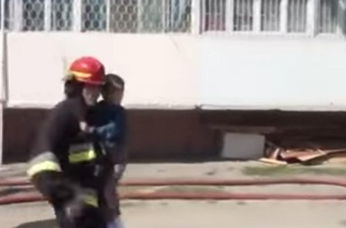 Azyaşlı uşağın yanğından xilas edilmə anı