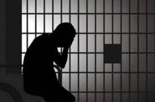 Ana oğlunu polis şöbəsində döydü