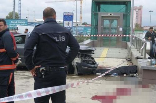 İstanbulda avtomobil metro stansiyasına girdi: 1 ölü, 3 yaralı