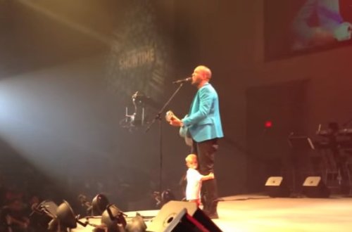 17 aylıq körpənin səhnə şousu