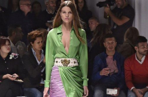 Podiumda yaxası açıldı