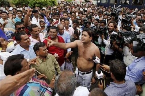 Ölü inək Hindistanda kütləvi etiraz aksiyalarına səbəb oldu