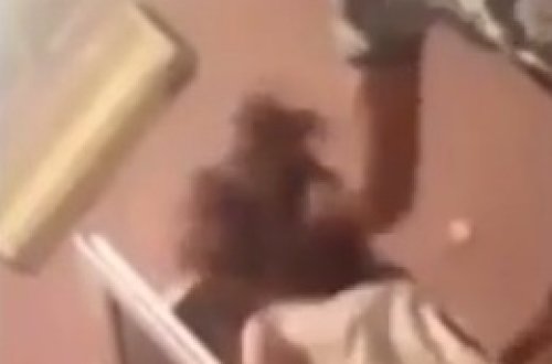 Gənc oğlan ofisiant qızı belə vurdu