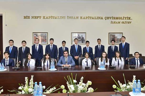 Rektor Prezident təqaüdçüləri ilə görüşüb