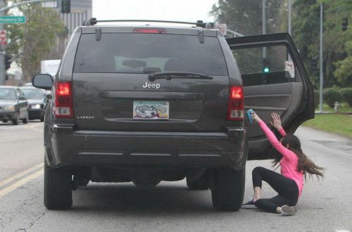 Bakıda qadın özünü hərəkətdə olan avtomobildən atdı