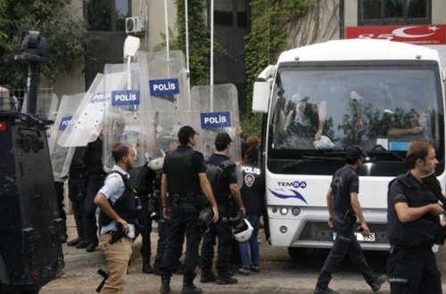 Polis xəbər agentliyinə basqın etdi