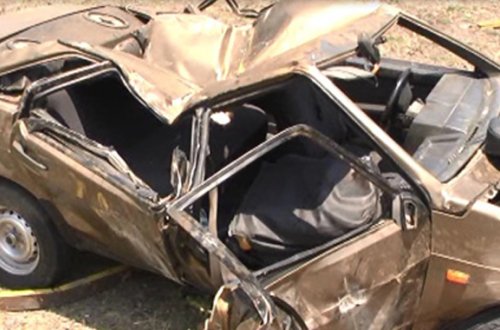 İki maşın toqquşaraq yararsız hala düşdü