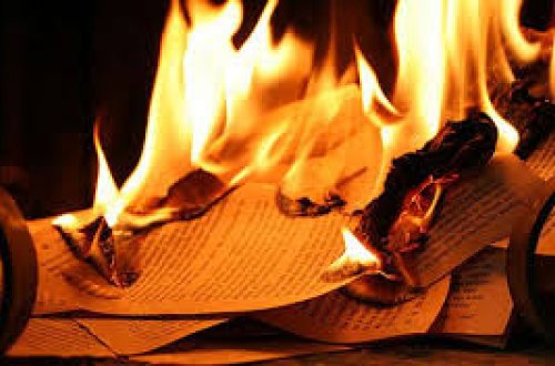 Bakıda deputatlığa namizədin nümayəndəsi imza vərəqələrini yandırdı