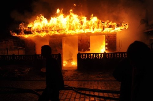 Qubada 4 ailəyə məxsus ev yandı