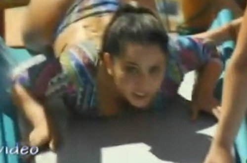 Vücudu ilə çimərlikdə 