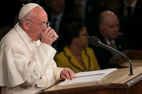 Konqresmen Roma papasının stəkanını oğurladı