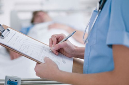 Tibb bacısı həkimi bıçaqladı