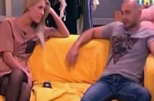 Canlı yayımda əlbəyaxa dava düşdü