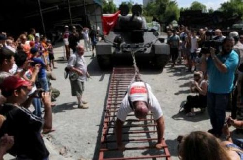 Pəhləvan 26 tonluq tankı dartdı