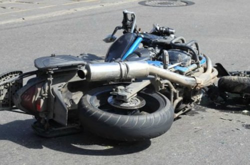 Kürdəmirdə motosikletçi qəzaya düşdü