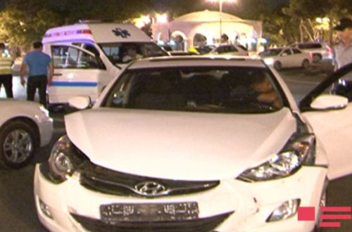 Bakıda iki avtomobil toqquşub, onlardan biri aşıb