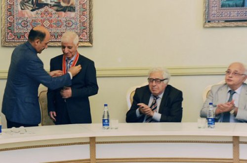 Nazir xalq şairinə “Şərəf” ordenini təqdim etdi