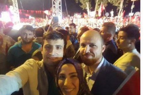 Ərdoğanın ailəsi gecəni meydanlarda keçirdi