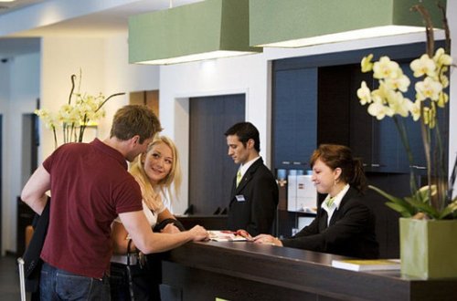 Azərbaycanda hotellərə qız ilə getmək