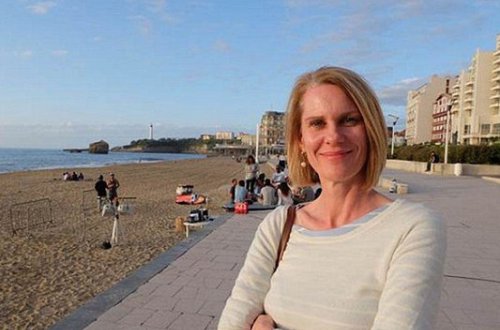 Zorlanmış iki uşaq anasına gözəllik salonu təklif olundu