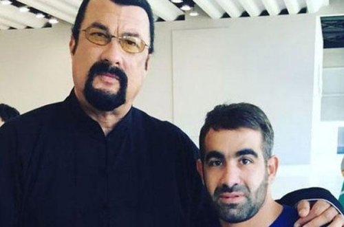 Stiven Siqal axtardığı azərbaycanlı karateçi ilə görüşdü