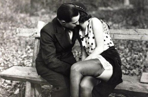 Açıq-saçıq olduğu üçün qadağan olunan