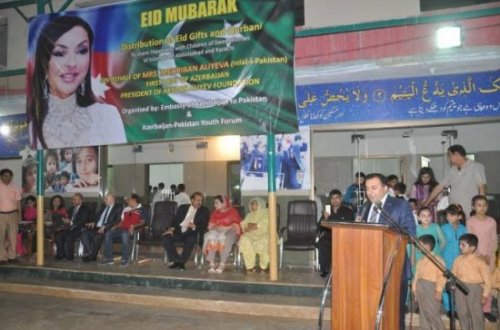 Mehriban Əliyeva Pakistanda yetim uşaqlara qurban kəsdirib