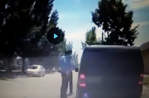 Deputat yol polisini diz çökdürdü