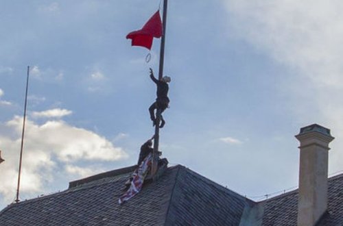 Prezident iqamətgahında bayraq yerinə qırmızı alt paltarı asdılar -