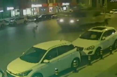 Özünü tankların altına atdı