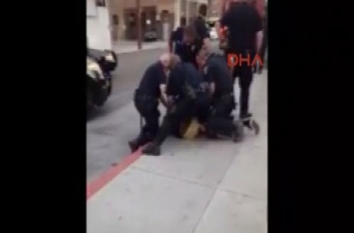 Polislər qırmızı işıqda yolu keçən gənci döydülər-