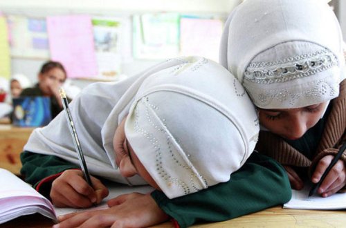 Bakı məktəbində örtük qalmaqalı -