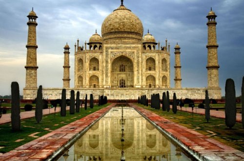 Tac-Mahalın pilləkənində “selfie” çəkərkən öldü