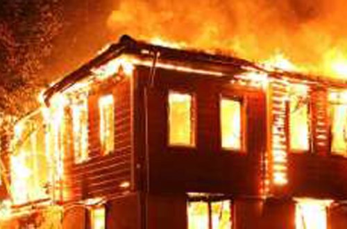 İkimərtəbəli ev yandı