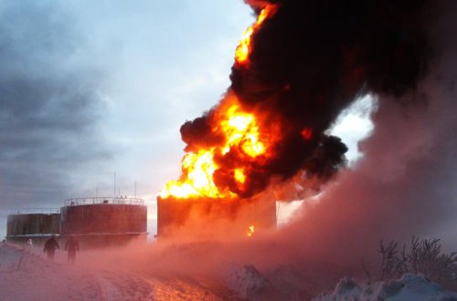 Qazaxıstanda neft anbarı yanır