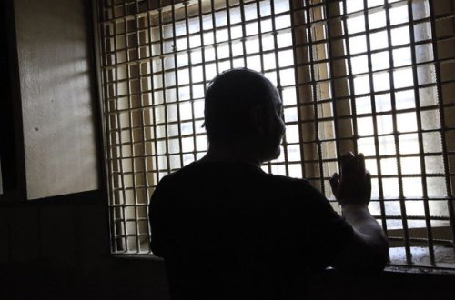 Azərbaycanlı məhbusa içində 7 mobil telefon olan bağlama göndərildi