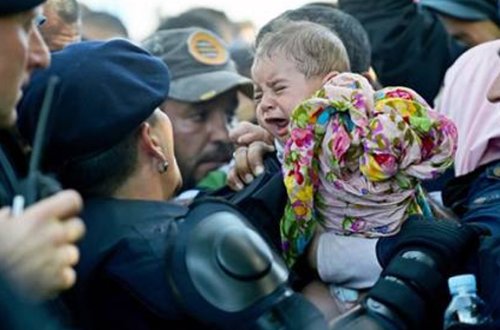 Qaçqınlara görə yollar bağlanır