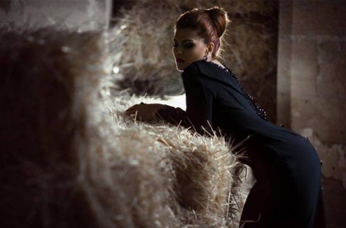 Azərbaycanlı müğənnidən üzüm bağında cazibədar