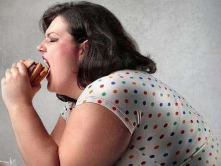 Azərbaycanda qadınlar kişilərdən çox yeyir