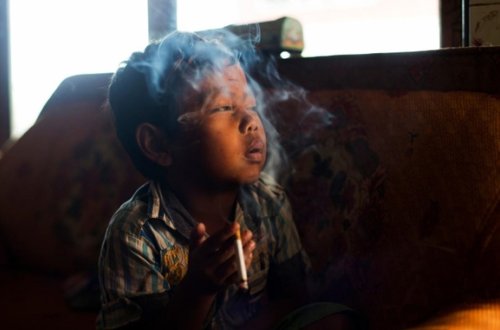 Bələkdən siqaret çəkən uşaqlar