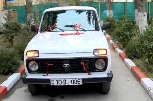 Əməkdar artist olan müğənni Zaura maşın hədiyyə etdi