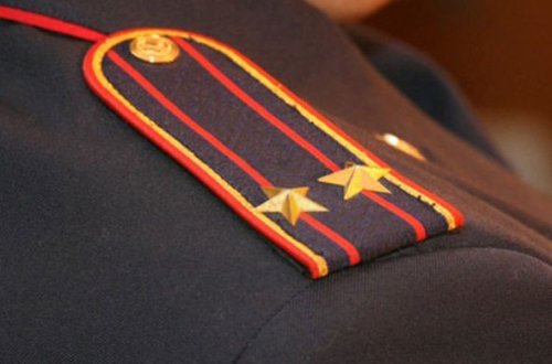 Bakıda məktəb binasının qarşısında polisin paqonlarını cırdılar